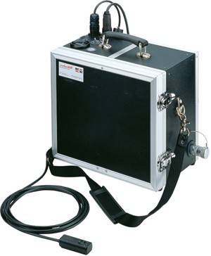 Ein tragbares, hartschaliges elektronisches Gerät mit verschiedenen Kabeln und einem Schulterriemen, möglicherweise für Kommunikations- oder Aufnahmezwecke.