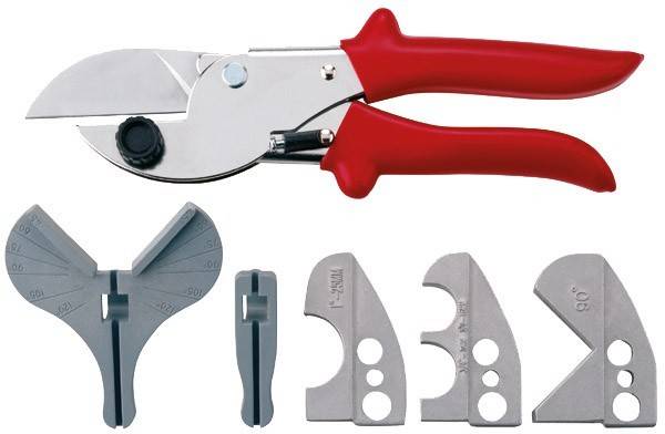 Ein Kabelschneider mit roten Griffen wird neben verschiedenen abnehmbaren Metallteilen gezeigt, darunter unterschiedliche Klingen und Messwerkzeuge.