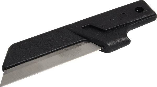 Eine Nahaufnahme einer schwarzen Utility-Messerklinge, die teilweise aus ihrem Halter herausragt und die scharfe Kante sowie die Metalltextur betont.