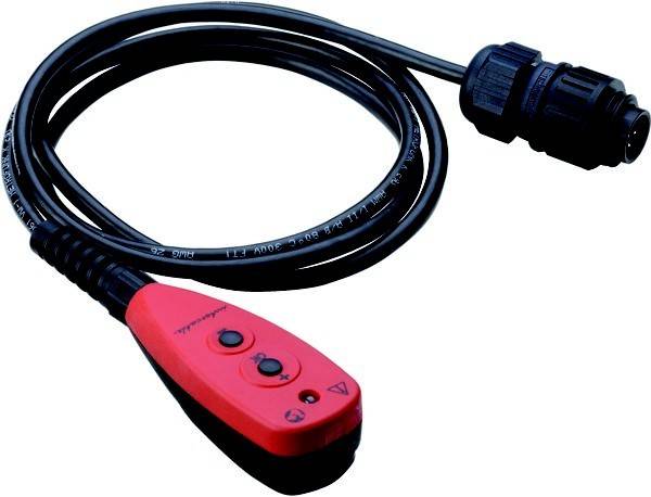 Ein gewickeltes schwarzes Kabel mit einer roten Fernbedienung, die eine '+' und '-' Taste aufweist, zum Steuern eines elektronischen Geräts.
