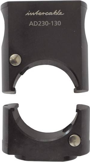 Eine schwarze Metallklemme mit einem Bolzen an der Seite, die zum Sichern oder Zusammenführen von Objekten konzipiert ist.