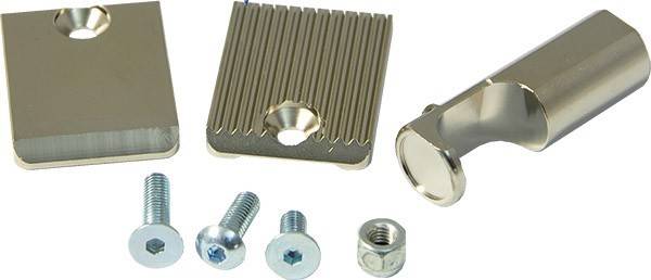 Ein Metallkühlkörper mit gerillter Oberfläche und zugehörigen Hardwarekomponenten: zwei Schrauben, ein Abstandshalter und eine kleine Mutter.
