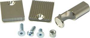 Ein Satz Metallkomponenten, die einen Kühlkörper, Schrauben und eine Mutter umfassen, wahrscheinlich für die Montage von Elektronik oder Computer-Hardware verwendet.