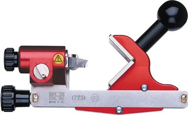 INT.' Branding-Werkzeug mit rotem Griff und Metallschneidmechanismus, mit Sicherheitswarnung. In der EU hergestellt, Nahaufnahme.