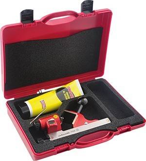 Rote Werkzeugbox mit gelber Klebstoffröhre, rotem Spezialwerkzeug und Schaumstoff-Einlage. Verwendet für Geräte-Wartung und -Reparatur.