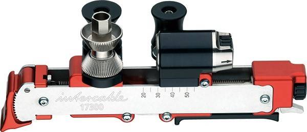 Mechanisches Werkzeug mit präzisen Zahnrädern und Einstellrad für genaue Messungen, versehen mit Zahlen und Markierungen zur Kalibrierung.