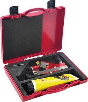 Eine rote Werkzeugbox, die eine Kartuschenpistole und eine gelbe Tube Klebstoff enthält, in Schaumstoffkompartimenten angeordnet.