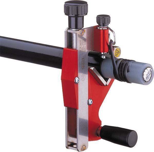 Abisolierwerkzeug, das an ein schwarzes Kabel angeschlossen ist und seine roten und metallischen Komponenten zeigt, mit sichtbarer Klinge und Einstellknöpfen.