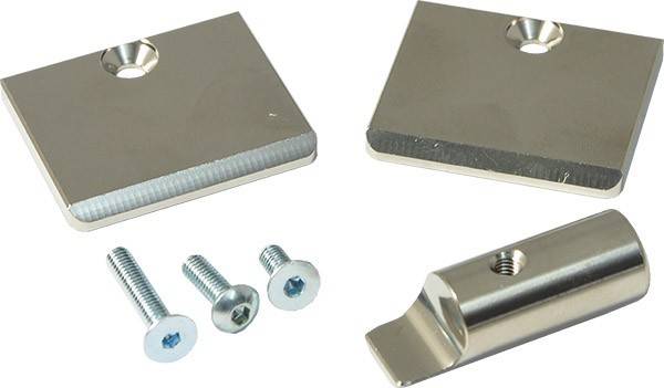 Metallhardware-Komponenten, einschließlich zwei quadratischer Platten mit Löchern, zwei Schrauben und einer Halterung, auf einem einfarbigen Hintergrund angeordnet.