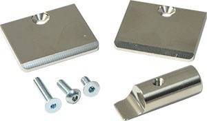 Metallhalterungen mit zwei Schrauben dargestellt. Die Halterungen haben eine rechteckige Form und eine abgeschrägte Kante mit einer Befestigungslochung, geeignet für Regale.