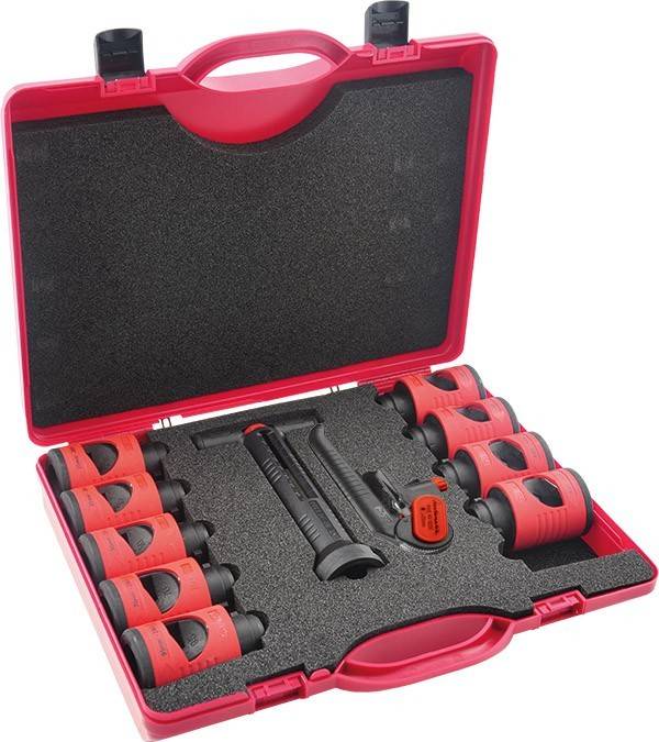 Öffnen Sie den roten Werkzeugkoffer mit acht roten und schwarzen Stecknüssen, einem langen Schraubenschlüssel und einem kleineren Werkzeug, alle in schwarzer Schaumstoffpolsterung eingelegt.