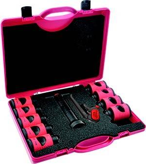 Ein rosa Werkzeugkoffer mit Schaumstoffpolsterung im Inneren enthält acht zylindrische Werkzeuge, ein Handwerkzeug und eine kleine Messlehre, die darin ordentlich angeordnet sind.