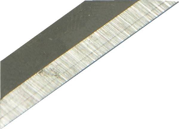 Nahaufnahme der Klinge eines Sägemessers, die den scharfen, gezackten Rand zeigt, der zum Schneiden von texturierten Objekten verwendet wird.