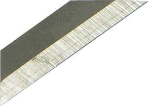 Nahaufnahme einer scharfen, metallischen Messerschneide, die eine saubere und präzise Fase zeigt. Die Metalloberfläche ist glatt und reflektiert das Licht dezent.