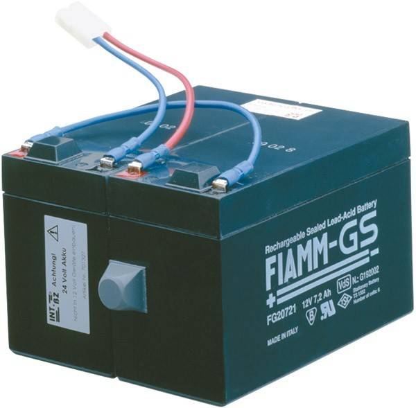 Eine wiederaufladbare versiegelte Blei-Säure-Batterie mit blauer und roter Verkabelung. Modell: FIAMM-GS FG20721, 12V 7,2Ah. Sicherheits- und Zertifizierungssymbole sichtbar.