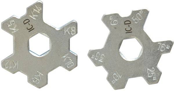 Zwei silberne Multifunktionsschraubschlüssel mit sechskantigen Kanten, wobei einer mit den eingraviereten Zahlen 'K8' und 'K10' und der andere mit den Zahlen '9', 'IC-D', '16' versehen ist.