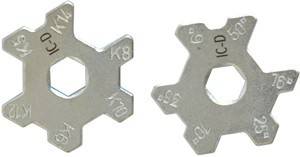 Zwei Metallkabelausschnitte mit gravierten Zahlen und Buchstaben, die zur Identifizierung von Schlüsselschnitt- oder Kabelbespannungsgrößen verwendet werden.