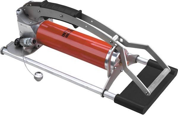 Eine Nahaufnahme eines Fettpressers mit einem roten zylindrischen Gehäuse und schwarzem Griff, der zum Auftragen von Schmiermittel verwendet wird, wobei sein Hebelmechanismus im Detail zu sehen ist.