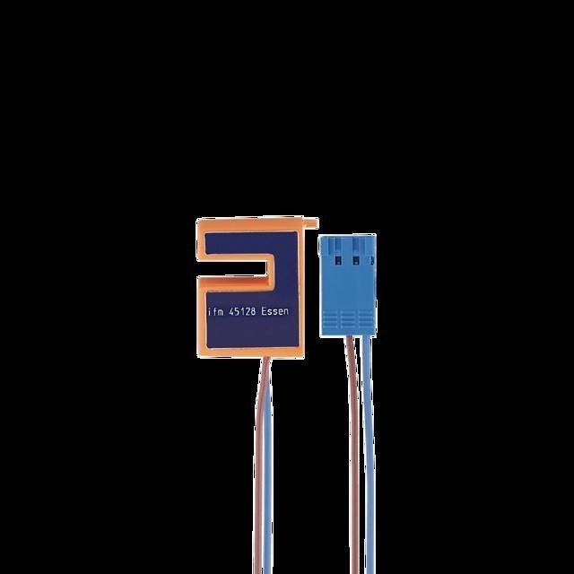 Ein blau-oranger elektronischer Stecker mit der Beschriftung 
