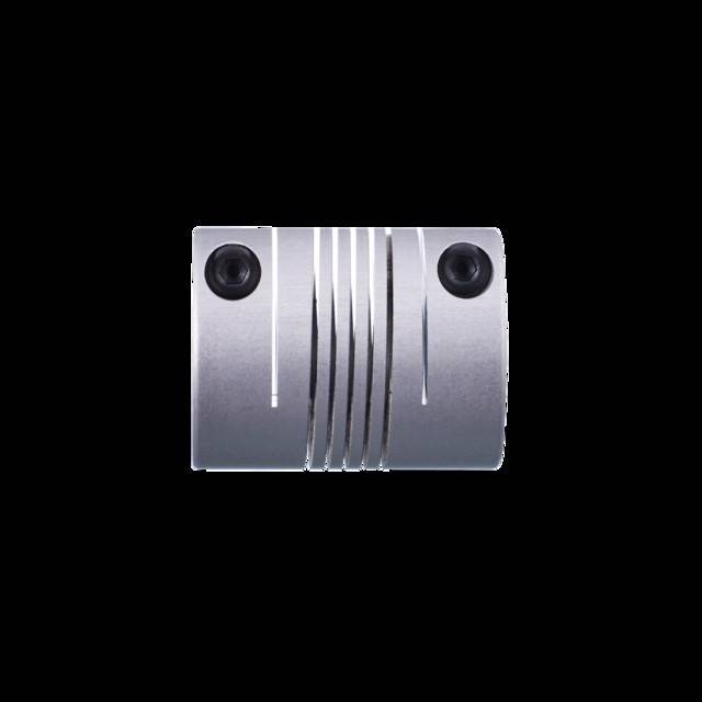 Ein metallisches Koppelstück mit zwei schwarzen Schrauben und mehreren Rillen, wahrscheinlich Teil einer mechanischen oder industriellen Komponente, isoliert auf schwarzem Hintergrund.