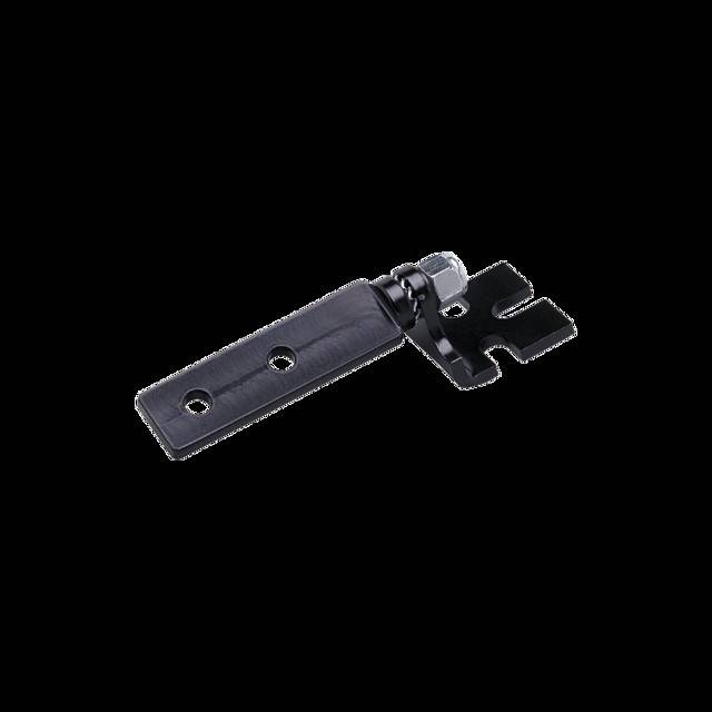 Eine schwarze Metallhalterung mit zwei Löchern auf einer Seite und einer gebogenen Befestigungsvorrichtung auf der anderen Seite, die zur Sicherung von Teilen oder Komponenten verwendet wird.