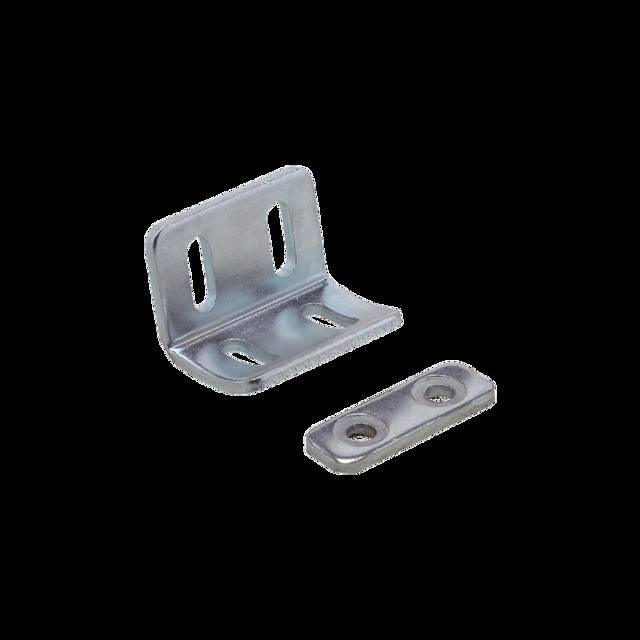 Eine Metallhalterung in L-Form mit zwei Schlitzen und einer passenden flachen Metallplatte mit zwei Löchern, konzipiert für Unterstützung oder Verbindung.