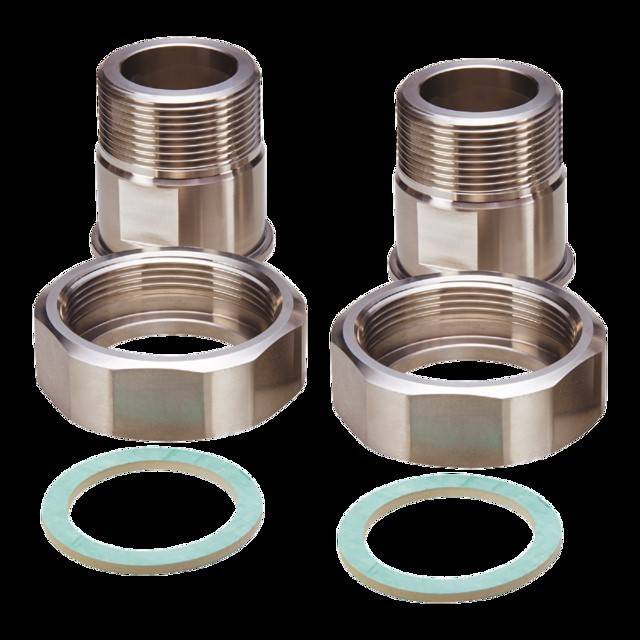 Metallrohrarmaturen mit Sechskantmuttern und grünen Scheiben, paarweise angeordnet.
