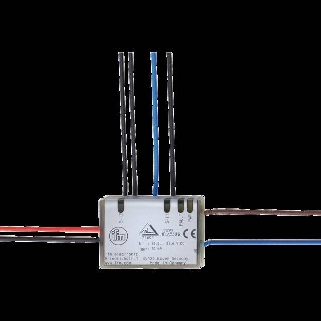 Ein kleines elektronisches Gerät mit Drähten, das technische Symbole und Spezifikationen zeigt, höchstwahrscheinlich für elektrische Verbindungen oder Schaltkreise verwendet wird.
