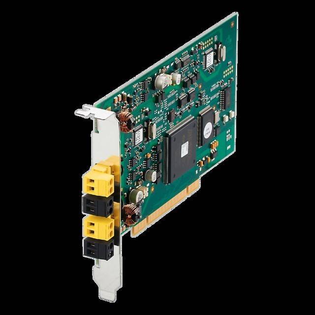 PCI-Adapterkarte mit zwei gelben und zwei schwarzen Anschlüssen an der linken Kante, ausgestattet mit zahlreichen Chips und elektronischen Komponenten auf einer grünen Leiterplatte.