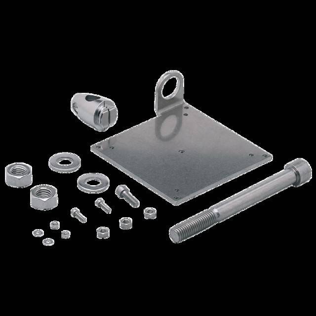 Eine Garnitur von Metallbefestigungselementen, bestehend aus einer rechteckigen Platte, Schraube, Muttern, Unterlegscheiben und kleinen Befestigungsteilen, die auf einem neutralen Hintergrund präsentiert werden.