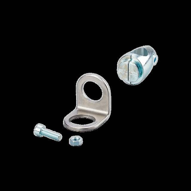 Metallhalterung und Schraubenverbindung, isoliert auf einem schwarzen Hintergrund, mit einer Schraube, Mutter und Halterung mit kreisförmigen Löchern.