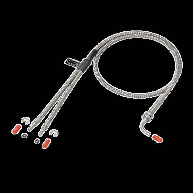 Flexibler Duschschlauch mit Metallflechtdesign und mehreren Anschlussadaptern auf schwarzem Hintergrund.