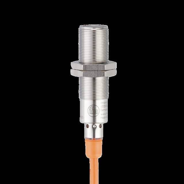 Ein metallischer zylindrischer Sensor mit Gewindekörper, verbunden mit einem orangefarbenen Kabel, vor einem einfarbigen schwarzen Hintergrund.