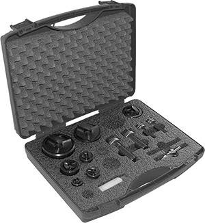 Schwarze Tragetasche mit Schaumstoffeinsatz, der verschiedene Bohrer und Zubehör in speziellen Fächern sicher aufbewahrt.