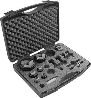 Geöffnete schwarze, schaumgepolsterte Tasche, die verschiedene Kameraobjektiv-Komponenten und Zubehör zeigt, die in vorgesehenen Schlitzen zur Schutz angeordnet sind.