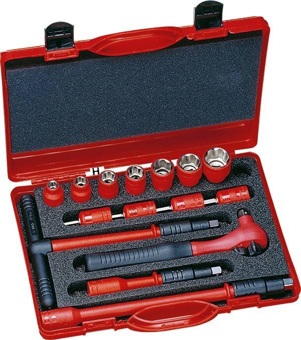 Eine rote Werkzeugbox, die einen Satz von Werkzeugen und Steckschlüsseln mit roten Griffen enthält, die sorgfältig in Schaumstoffpolsterung angeordnet sind und verschiedene Größen und Typen von Werkzeugen umfasst.