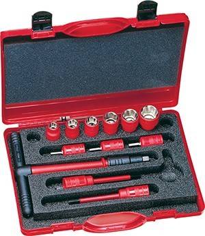 Ein roter Werkzeugkoffer mit verschiedenen Steckschlüsseln, einem Griff und Verlängerungen, in Schaumstoff organisiert. Konzipiert für automotive oder mechanische Anwendungen.