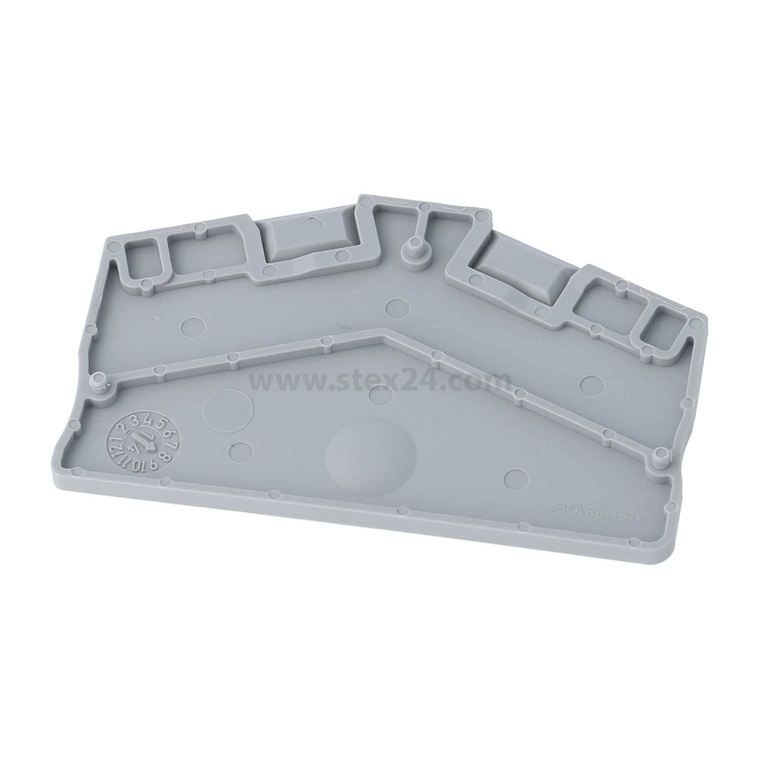 Eine grau Kunststoffabdeckung mit mehreren Vertiefungen und Schlitzen, gekennzeichnet mit '3/4G' und '10/19', die einer Komponente für ein mechanisches oder elektronisches Gerät ähnelt.