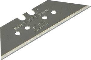 Eine Nahaufnahme einer rechteckigen Rasierklingen mit drei Löchern und einer scharfen Kante. Die Klinge trägt eingravierte Schrift, die ihr Modell und ihre Marke beschreibt.