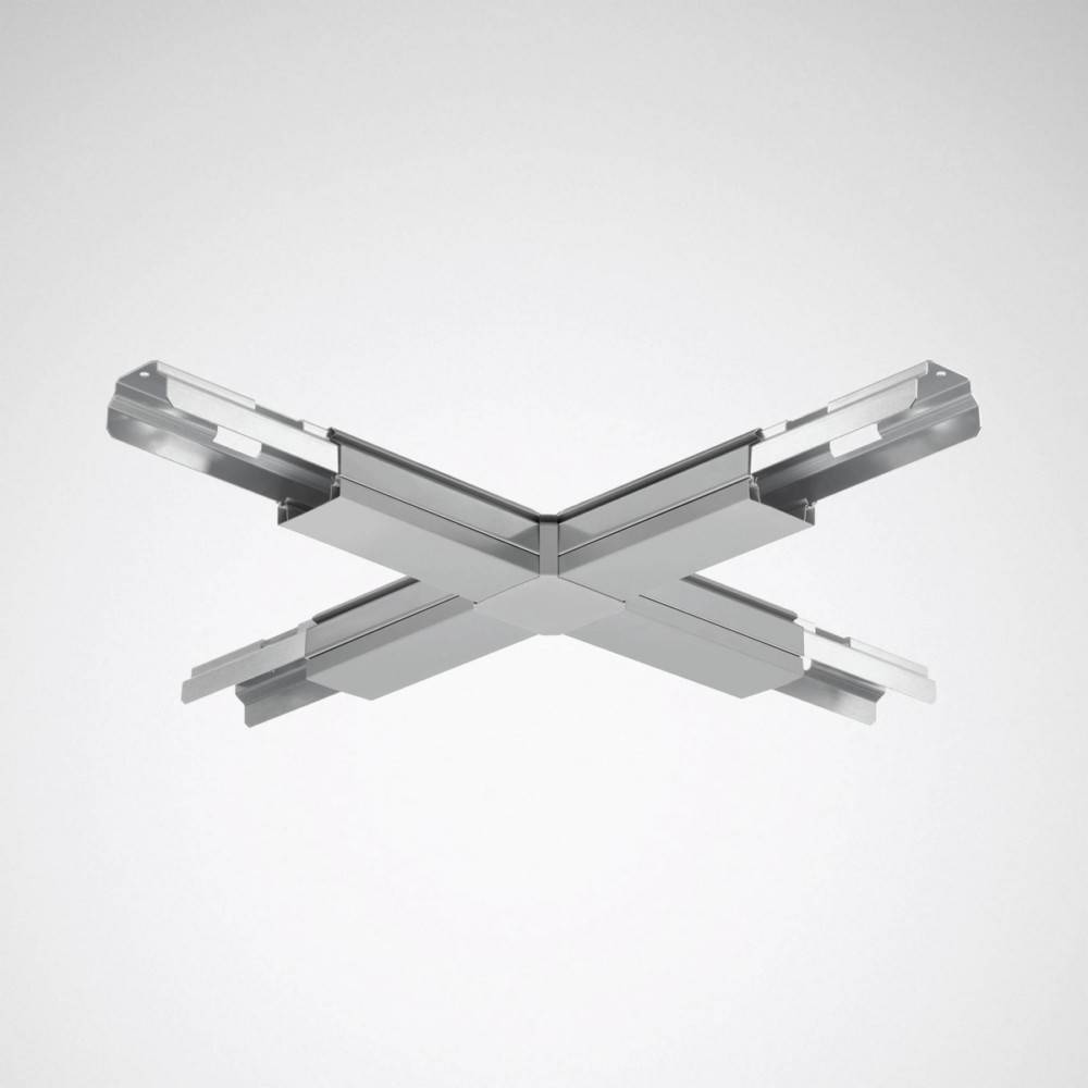 Eine abgehängte metallische Deckenstruktur mit einem sich kreuzenden Gitterdesign vor einem einfarbigen Hintergrund.