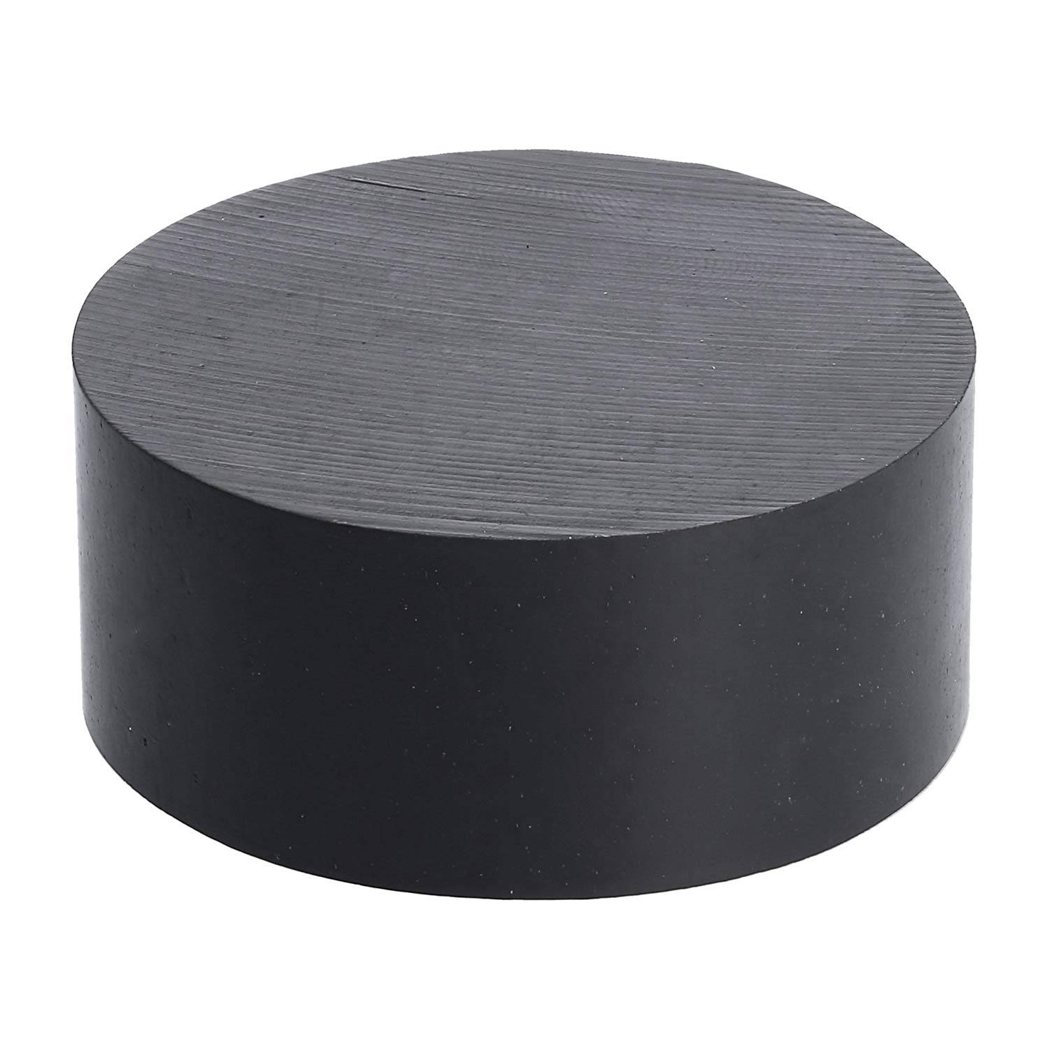 Ein schwarzer Eishockeypuck mit einer glatten, runden Oberfläche auf einem weißen Hintergrund.