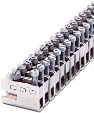 Eine Reihe von silbernen Metallanschlussblöcken mit Schrauben, die vertikal aufgereiht sind und für elektrische Verbindungen verwendet werden.