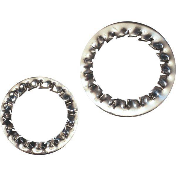 Zwei Metallsperrzahnscheiben mit gezahntem Innenrand zum Verhindern von Lockerung in Baugruppen. Eine ist etwas größer als die andere.