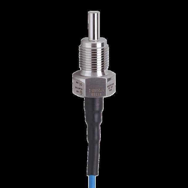 Ein zylindrischer Metalltemperatursensor mit Gewindeanschluss oben und schwarzem Kabel, verwendet für industrielle Anwendungen.