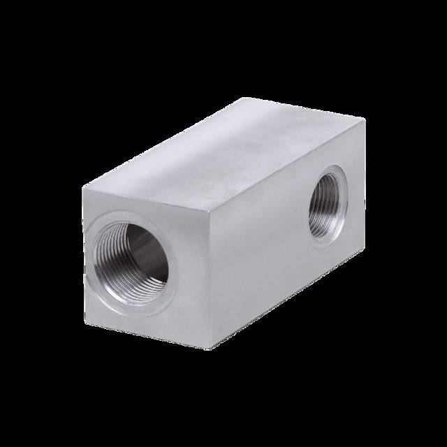 Ein glänzender, metallischer rechteckiger Block mit Gewindebohrungen an zwei Seiten, der zum Verbinden von Rohren oder Schläuchen verwendet wird.