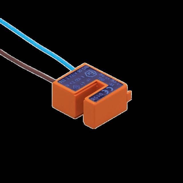 Orange rechteckiger Sensor mit blauen und braunen Kabeln, versehen mit einem Symbol, das elektrische Verbindungsfähigkeit für industrielle Anwendungen anzeigt.