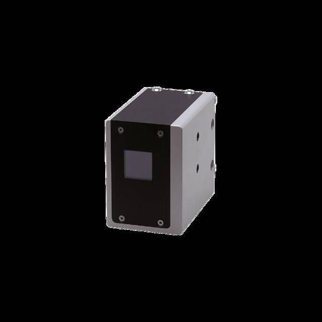 Ein kleines, schwarzes, rechteckiges elektronisches Gerät mit sichtbarer Linse an der Vorderseite, möglicherweise eine Kamera oder ein Sensor, vor einem schwarzen Hintergrund isoliert.