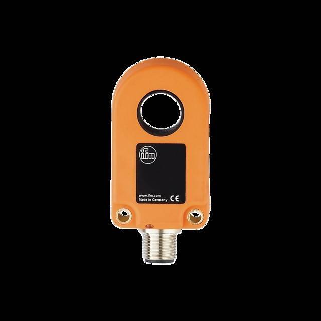 Ein orangefarbener Sensor mit einer kreisförmigen Aussparung und einem Anschluss am unteren Ende, versehen mit einem Etikett, das den Hersteller IFM ausweist.