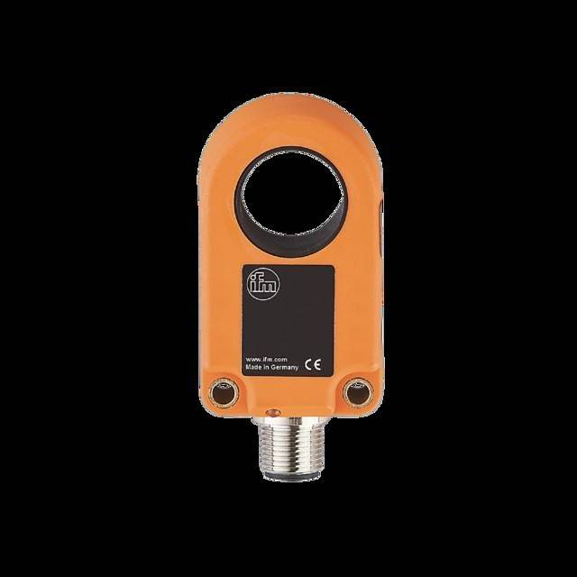 Ein orangefarbenes elektronisches Sensorgerät mit einer kreisförmigen Öffnung, sichtbarem Markennamen 'ifm', das unten mit einem metallischen Gewindeanschluss verbunden ist.