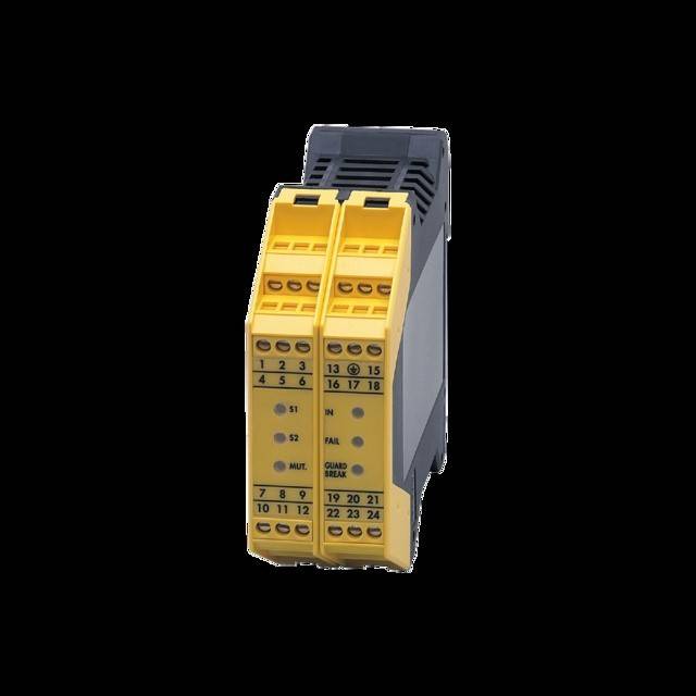Ein zweikanaliges Sicherheitsrelaismodul mit mehreren nummerierten Klemmenanschlüssen für Maschinensicherheit, in einem gelb-schwarzen Gehäuse.